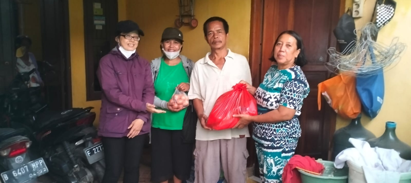 Pembagian sembako dari Seksi Karitatif untuk orang-orang sakit di lingkungan