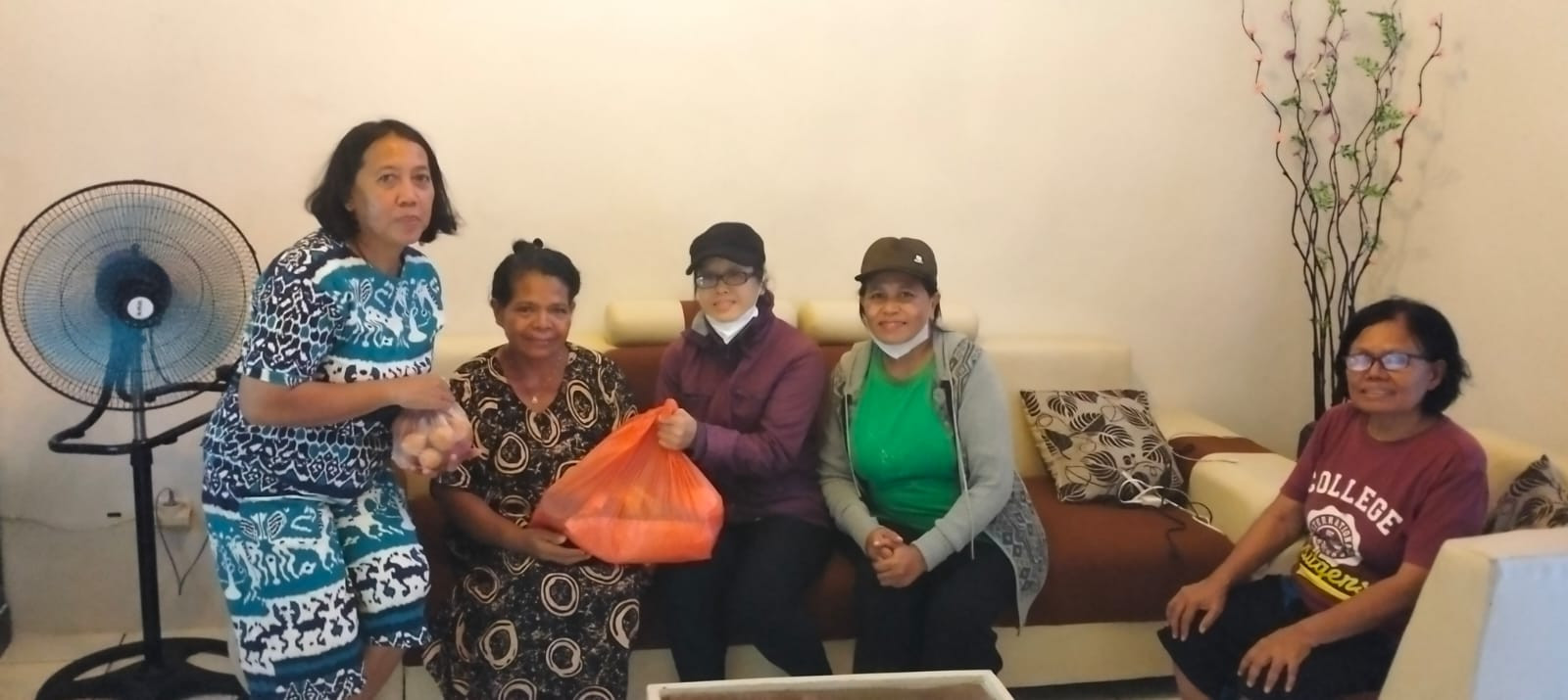 Pembagian sembako dari Seksi Karitatif untuk orang-orang sakit di lingkungan