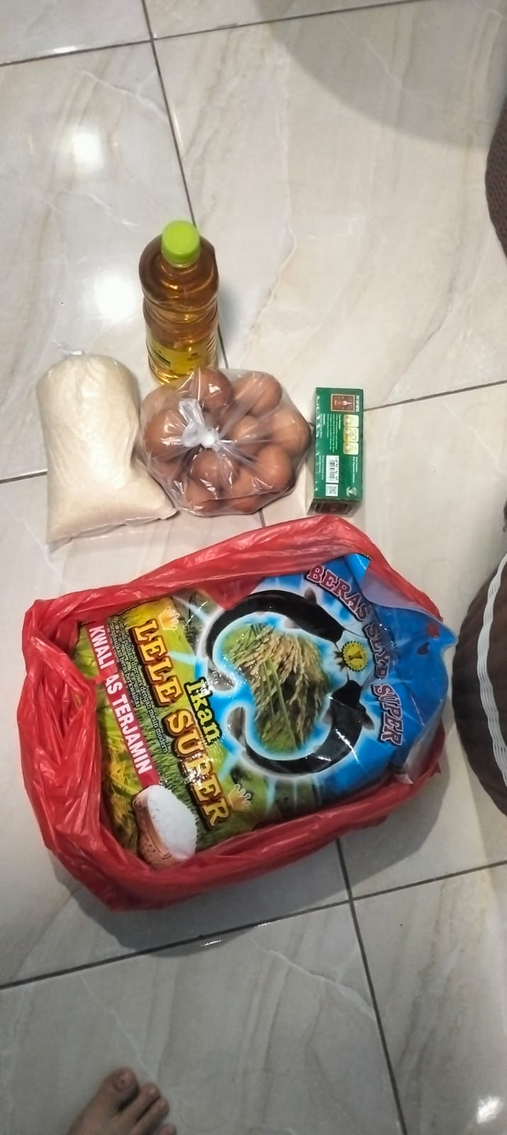 Pembagian sembako dari Seksi Karitatif untuk orang-orang sakit di lingkungan