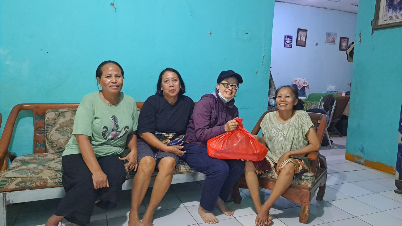 Pembagian sembako dari Seksi Karitatif untuk orang-orang sakit di lingkungan