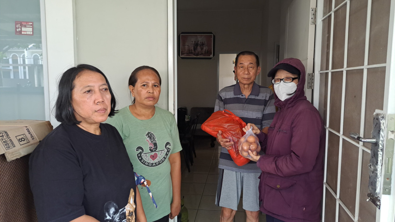 Pembagian sembako dari Seksi Karitatif untuk orang-orang sakit di lingkungan
