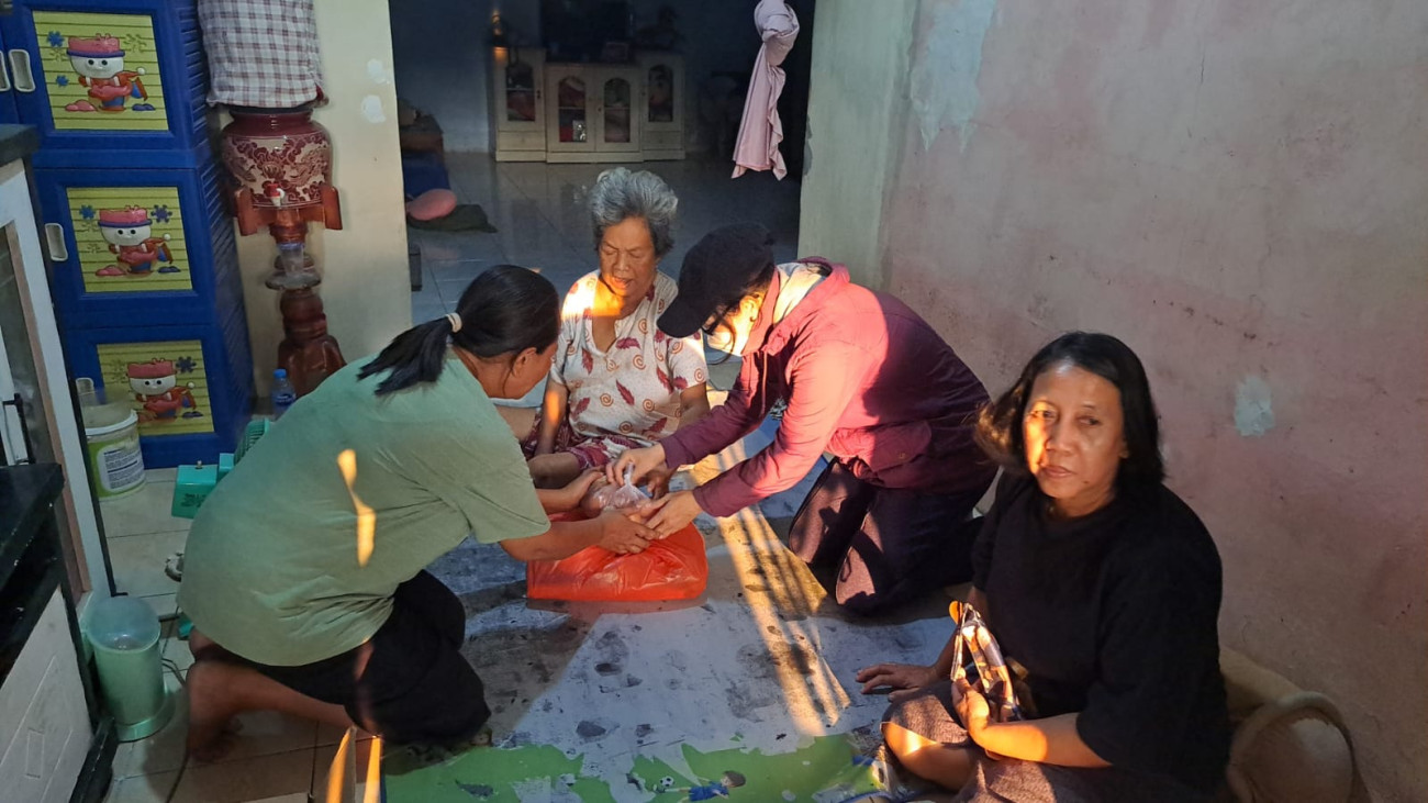 Pembagian sembako dari Seksi Karitatif untuk orang-orang sakit di lingkungan