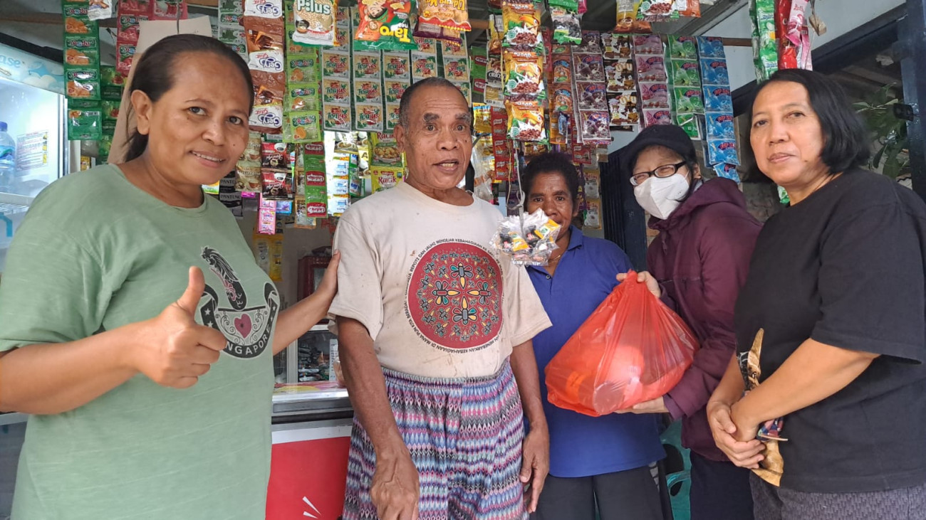 Pembagian sembako dari Seksi Karitatif untuk orang-orang sakit di lingkungan